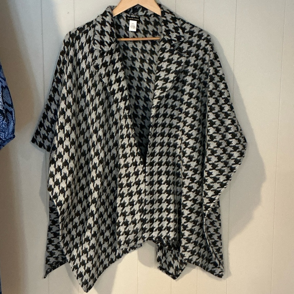 Joan Rivers Black and White Houndstooth Cape